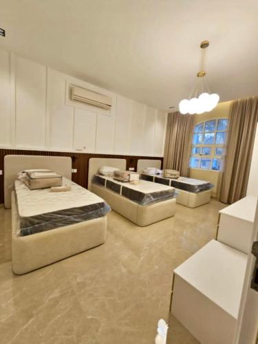 Postel nebo postele na pokoji v ubytování Al Ain Hotel Apartment Family Stay with Balcony and Pool Access