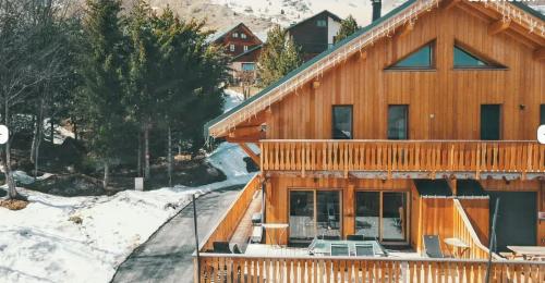 une cabane en rondins en hiver avec de la neige dans l'établissement Chalet spacieux à Saint-Sorlin-d'Arves avec options de loisirs, à Saint-Sorlin-dʼArves
