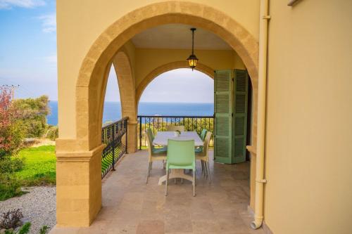 Μπαλκόνι ή βεράντα στο Beautiful Villa with stunning sea view