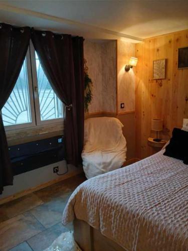 une chambre avec un lit et une fenêtre dans l'établissement Les quatres saisons de isa, à Dole