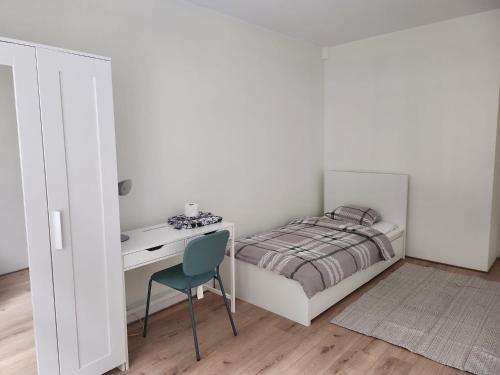 Postel nebo postele na pokoji v ubytování Private Room Steps from Old Town