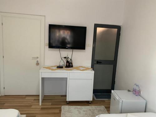 Μια τηλεόραση ή/και κέντρο ψυχαγωγίας στο Apartment in Berat's center