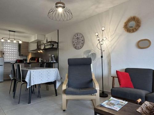 un salon avec une table et des chaises et une cuisine dans l'établissement Appartement 3 pièces 4 couchages BANYULS SUR MER BN330-037, à Banyuls-sur-Mer