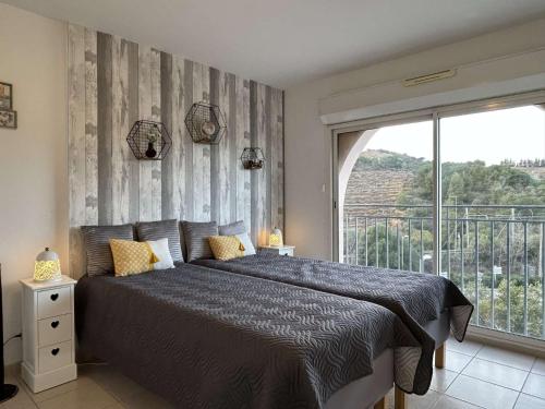 une chambre avec un lit et une grande fenêtre dans l'établissement Appartement 3 pièces 4 couchages BANYULS SUR MER BN330-037, à Banyuls-sur-Mer