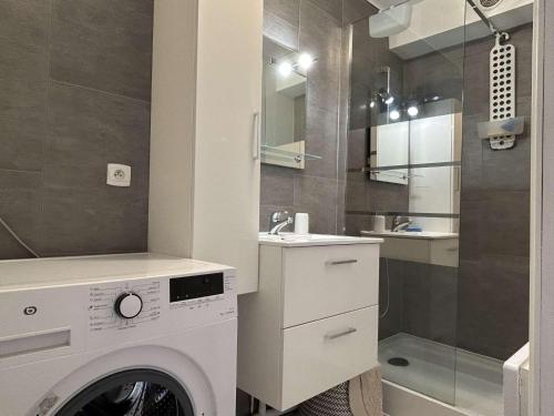 La salle de bains est pourvue d'un lave-linge et d'une douche. dans l'établissement Appartement 3 pièces 4 couchages BANYULS SUR MER BN330-037, à Banyuls-sur-Mer