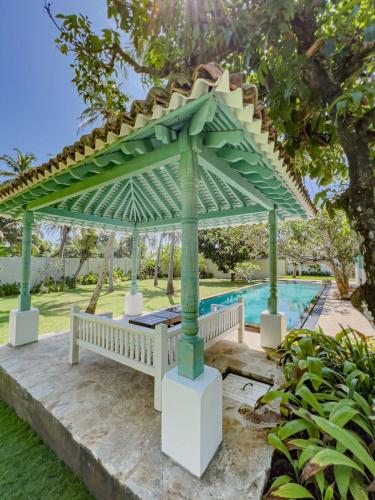 Bazén v ubytování Singhagra Tropical Villa Negombo nebo v jeho okolí