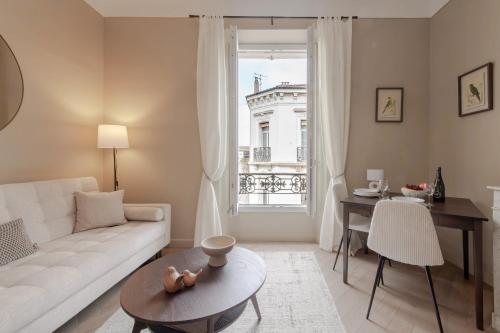 un salon avec un canapé blanc et une table dans l'établissement Renovated 1-Br Apartment Heart of Cannes, à Cannes