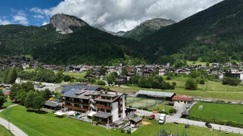 una vista aérea de una ciudad en las montañas en Hotel Davost, en Forni di Sopra