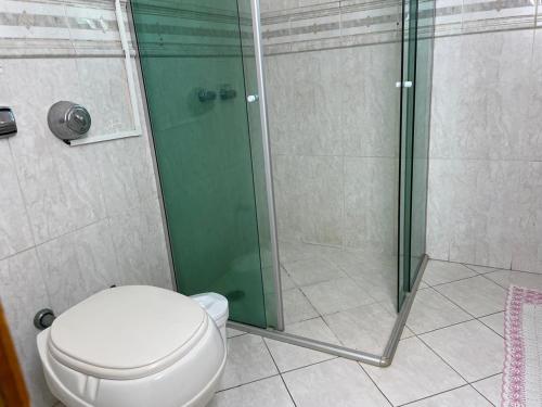 オザスコにあるMansão Adalgisa Vista Deslumbrante Estadia Luxuosaのトイレとガラスのシャワー付きのバスルーム