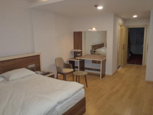 Postel nebo postele na pokoji v ubytování Merkez Otel