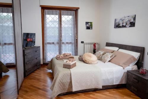 une chambre avec un lit et une commode dans l'établissement Fiera & Airport-Suite Leonardo Relax- Garden & wi-fi free, à Fiumicino Airport