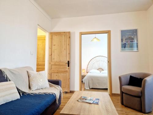 un salon avec un canapé et un lit dans l'établissement La Porte Du Midi, à Cherbourg en Cotentin