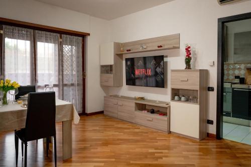 Cuisine ou kitchenette dans l'établissement Fiera & Airport-Suite Leonardo Relax- Garden & wi-fi free