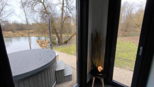 a room with a window with a view of a lake at Rundāles namiņš in Pilsrundāle