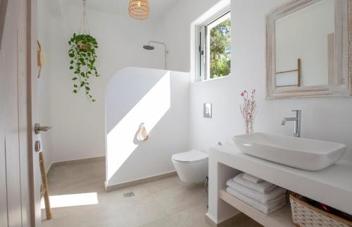 Villa Unalome Seafront Luxuryにあるバスルーム