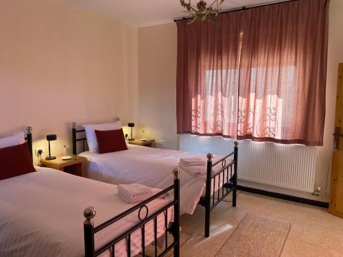 Postel nebo postele na pokoji v ubytování Baytna Hotel