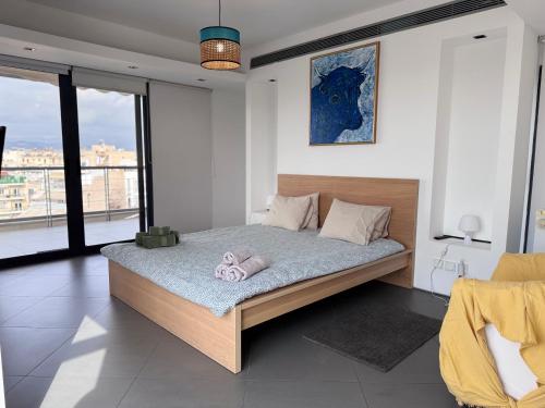 Ένα ή περισσότερα κρεβάτια σε δωμάτιο στο Kerameikos Spacious Loft