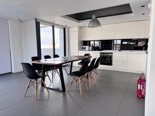 Η κουζίνα ή μικρή κουζίνα στο Kerameikos Spacious Loft