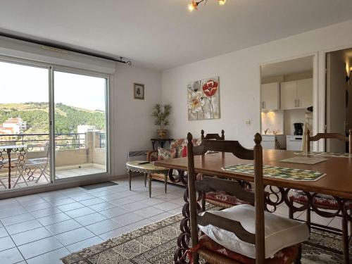 - une cuisine et une salle à manger avec une table et une vue dans l'établissement Maison 4 pièces 6 couchages BANYULS SUR MER BN330-048, à Banyuls-sur-Mer