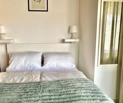 Una cama o camas en una habitación de CsakMiKisház