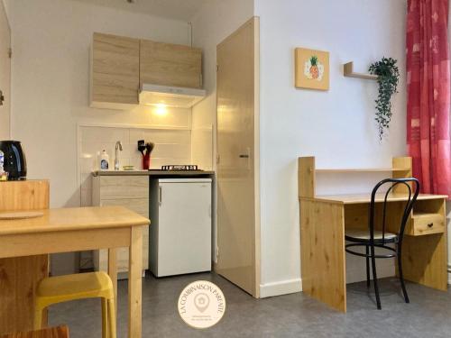 - une petite cuisine avec une table et un comptoir dans l'établissement Studio 12, Dijon, near train station, à Dijon