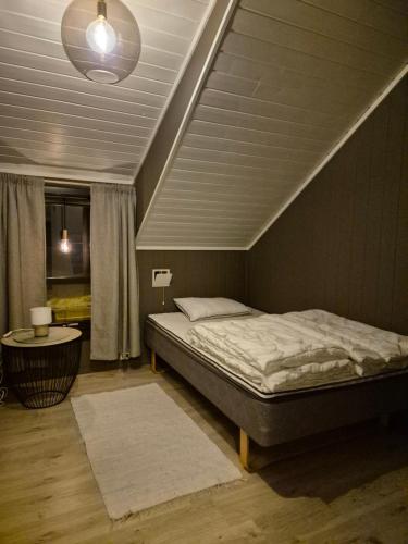 a bedroom with a bed in a room at Familievennlig rekkehus in Tromsø
