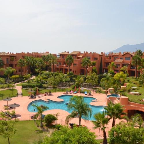 SOTOSERENA 2D con vista a la piscina y montaña