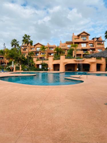 SOTOSERENA 2D con vista a la piscina y montaña
