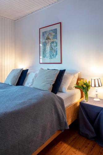a bedroom with a bed with blue and white pillows at Temelhof - Landhaus mit Sauna und Kamin in Sittersdorf