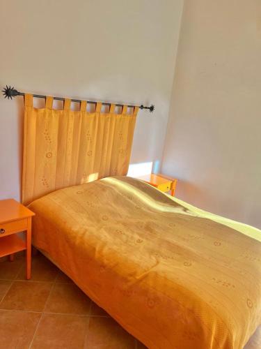 - une chambre avec un lit en bois et un rideau dans l'établissement Le mas de la Ravine chez Juju, à Laval-Saint-Roman