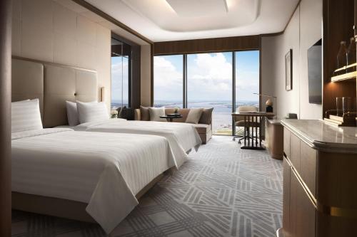 Postel nebo postele na pokoji v ubytování Shangri-La Phnom Penh
