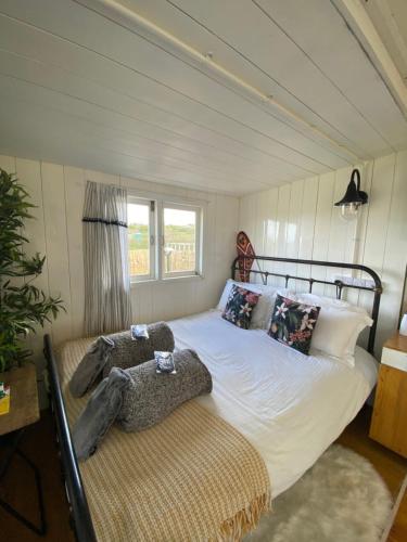 Postel nebo postele na pokoji v ubytování The Hide at Manton Bay- Glamping