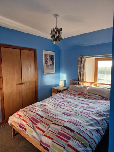 Postel nebo postele na pokoji v ubytování Kildonan cottage