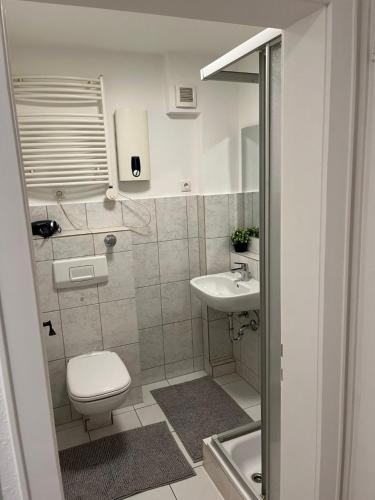a small bathroom with a toilet and a sink at Ferienwohnung Ruhr in Mülheim an der Ruhr