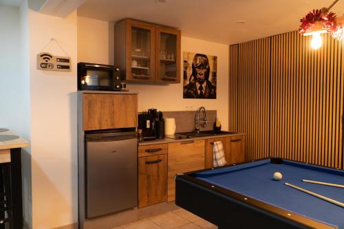 - une cuisine avec un billard dans une chambre dans l'établissement Perle d'eau-Love Room-Jacuzzi-Sauna-Proche Montbéliard et Belfort, à Vieux-Charmont