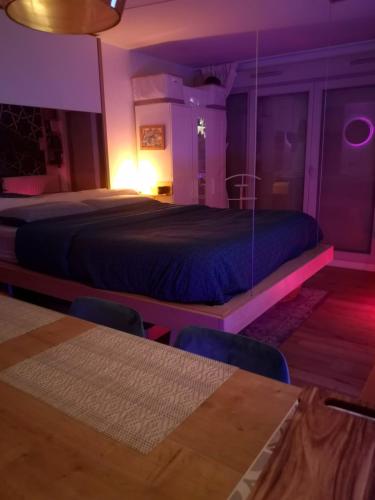 une chambre avec deux lits et une table dans une pièce dans l'établissement Appartement cosy proche Centre des congrès et Transbordeur, à Caluire-et-Cuire