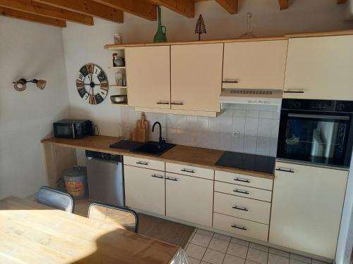 Kuchyňa alebo kuchynka v ubytovaní Duplex 5 pers tout compris avec piscine