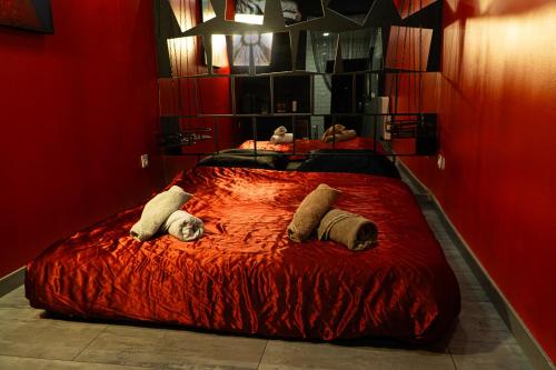 En eller flere senge i et værelse på Perle d'eau-Love Room-Jacuzzi-Sauna-Proche Montbéliard et Belfort