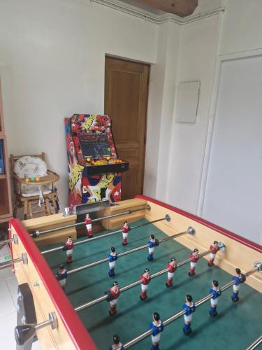 a group of dolls playing a game of billiards at Le So Art, grande maison 4 chambres, terrain de pétanque, grand jardin clos, flipper, babyfoot, jeux Arcade, ping pong,1 km mer, proche golf, Port en Bessin, Bayeux et plages du débarquement, adaptée enfants in Commes