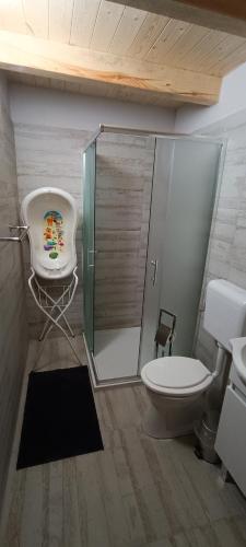 Ένα μπάνιο στο Kis Tűzlepke Lombház