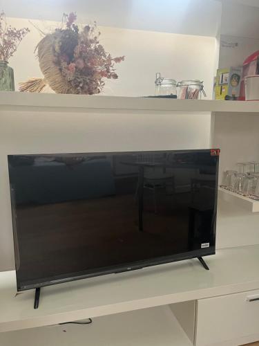 Μια τηλεόραση ή/και κέντρο ψυχαγωγίας στο Dans Maison privée Appartement de charme, 70m2 avec pergola Et jardin à 20min MARCHE de NOEL de Strasbourg