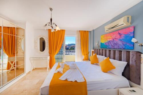 Giường trong phòng chung tại Villa Hisarönü, Fethiye Center Luxury