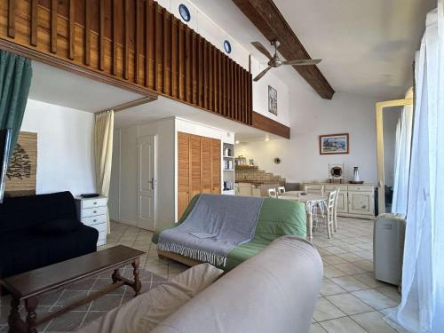 un salon avec un canapé et une table dans l'établissement Appart 2 pièces duplex 4 couchages BANYULS SUR MER BN530-020, à Banyuls-sur-Mer