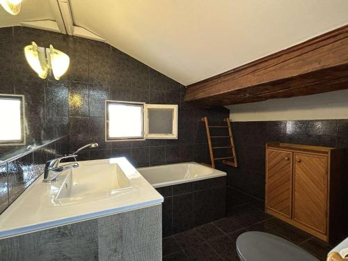 滨海巴纽尔斯Appart 2 pièces duplex 4 couchages BANYULS SUR MER BN530-020的带水槽和浴缸的浴室