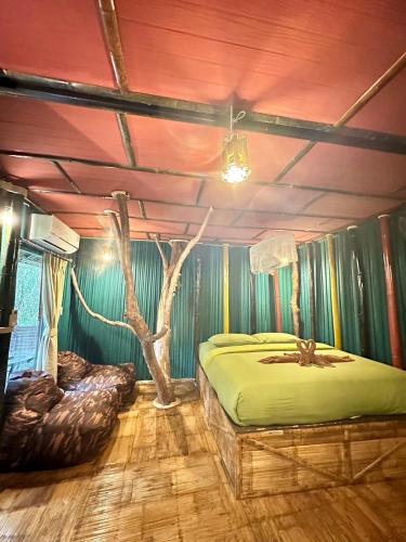 En eller flere senge i et værelse på Khao Sok Tree House Resort