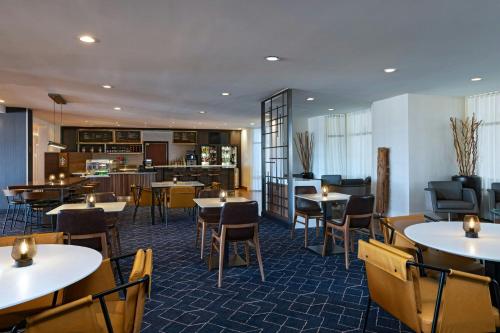 Un lugar para sentarse en Courtyard by Marriott Laredo