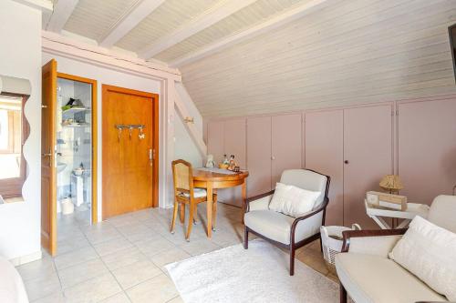 a living room with a table and a chair at Chambre du Vigneron - Domaine Léon BLEESZ in Reichsfeld