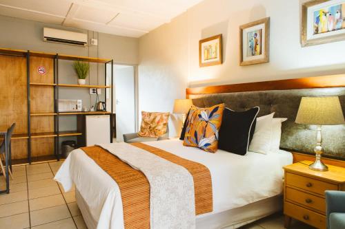 Una cama o camas en una habitación de Biweda Nguni Lodge