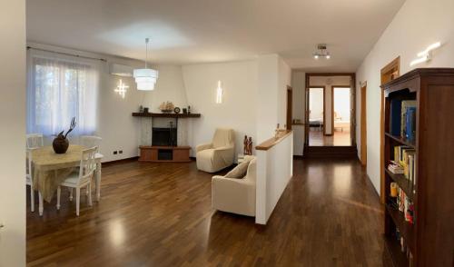 a living room with a table and a dining room at Casa vacanze Le due P in Bollengo