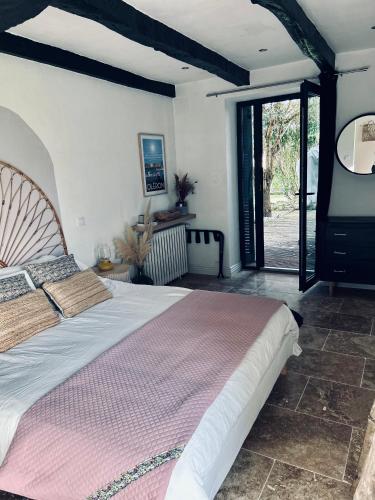 une chambre avec un grand lit dans une pièce dans l'établissement Ô Chambres d'Hôtes, à Le Gua